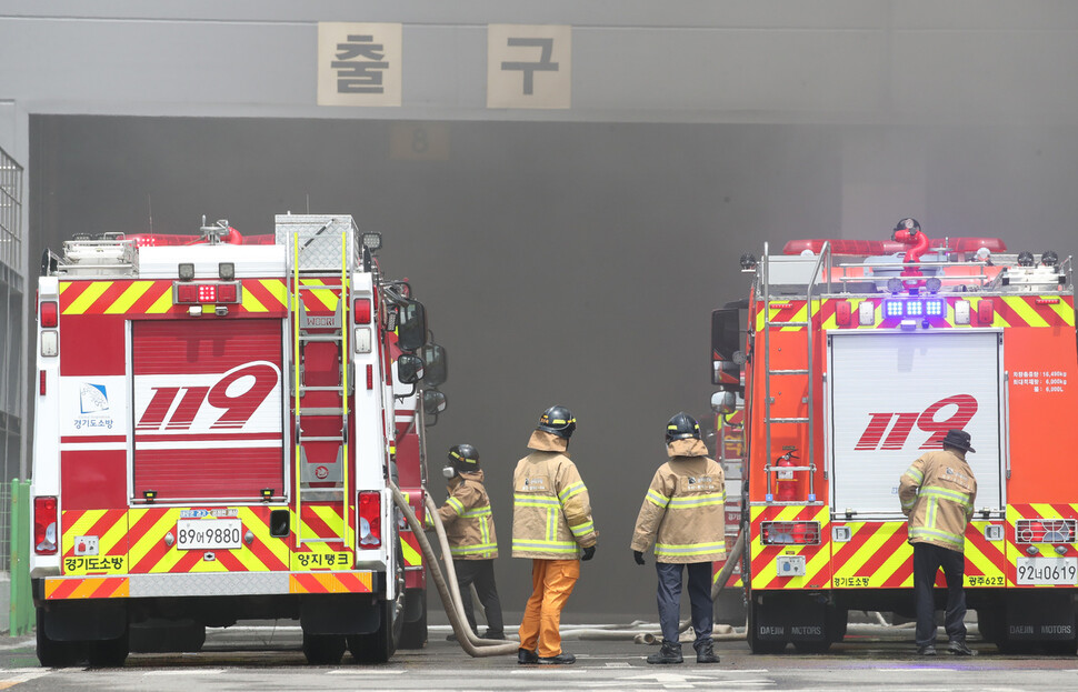 21일 오전 경기도 용인시 한 물류센터에서 화재가 발생해 소방대원들이 진화 작업에 나서고 있다. 용인/백소아 기자 thanks@hani.co.kr