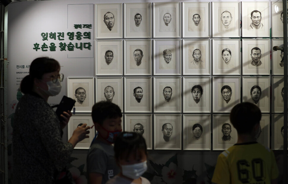 제75주년 광복절을 하루 앞둔 14일 오전 서울 서대문구 서대문형무소역사관을 찾은 시민들이 `독립영웅 후손찾기 기획 전시회'를 둘러보고 있다. 이종근 기자