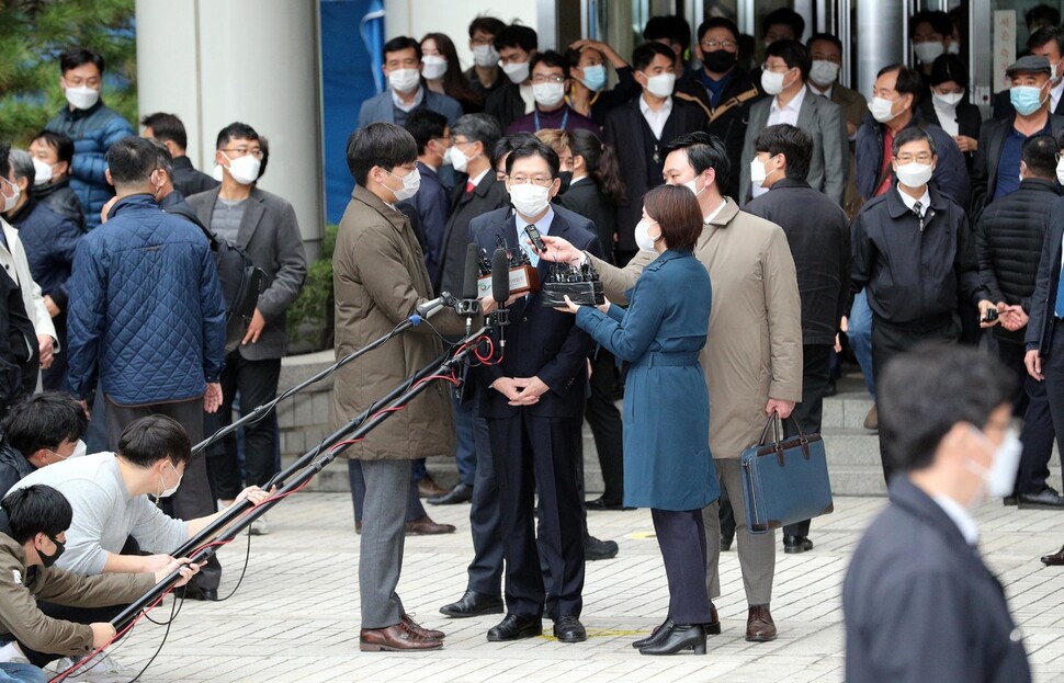 김경수 경남지사가 6일 오후 서울 서초구 서울고등법원에서 열린 항소심 선고공판에서 일부 유죄를 선고받은 뒤 법원을 나서며 취재진 질문에 답변하고 있다. 김봉규 선임기자