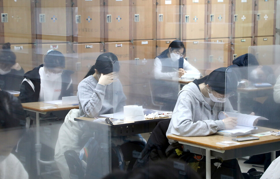 3일 오전 대전시 서구 괴정동 괴정고등학교에서 대학수학능력시험(수능) 수험생들이 시험을 준비하고 있다. 연합뉴스