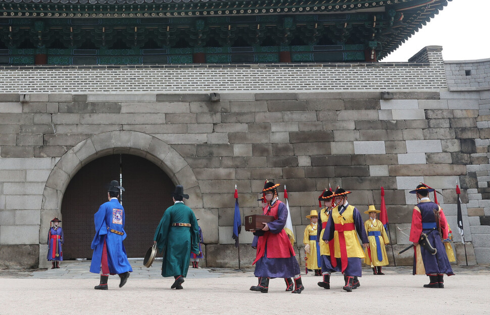 15일 오전 서울 중구 숭례문에서 성문을 여닫는 개폐의식을 재현하는 행사가 열리고 있다. 개폐의식은 월요일을 제외한 주 6일 진행되며 오전 10시에 도성문이 열리고 오후 3시 30분에 문이 닫힌다. 윤운식 선임기자