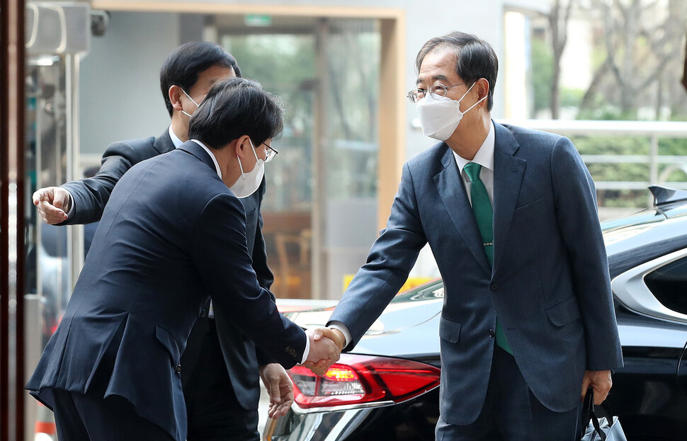 한덕수 국무총리 후보자가 4일 오전 서울 종로구 한국생산선본부에 마련된 인사청문회 준비 사무실로 첫 출근을 하고 있다. 공동취재사진