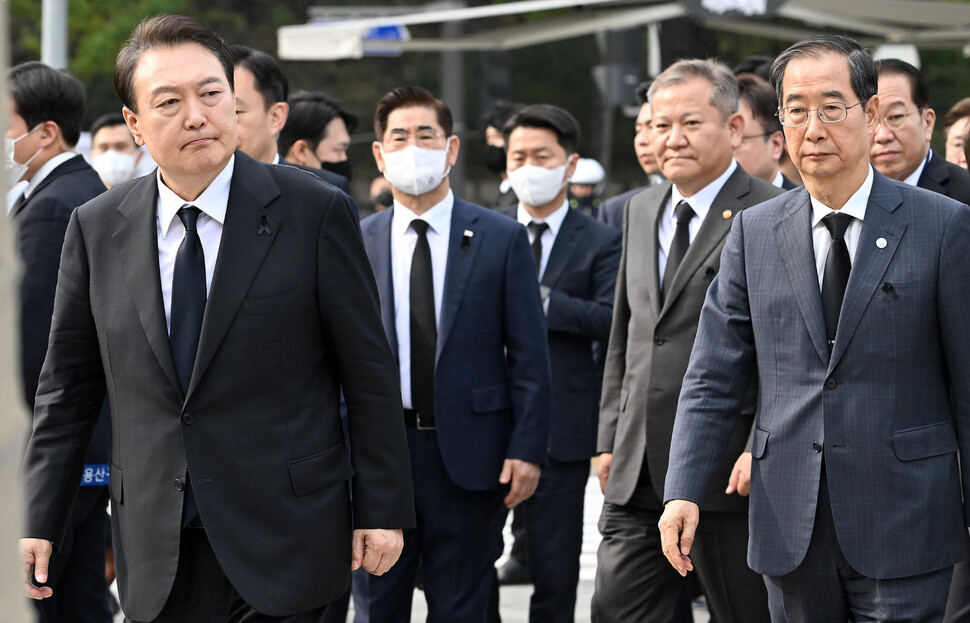 지난 1일 윤석열 대통령과 한덕수 국무총리(맨 오른쪽), 이상민 행정안전부 장관(오른쪽 둘째)이 서울 용산구 녹사평역 인근에 마련된 이태원 참사 희생자 합동분향소를 찾아 조문하기 위해 이동하고 있다. 대통령실사진기자단