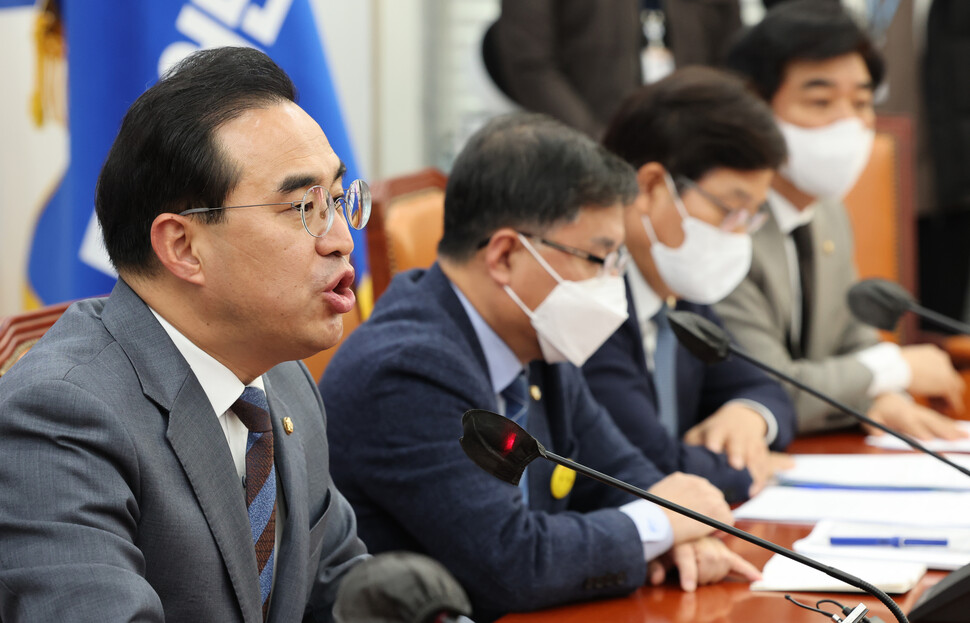 박홍근 더불어민주당 원내대표가 8일 국회에서 열린 예산안 관련 기자회견에 참석하고 있다. 연합뉴스