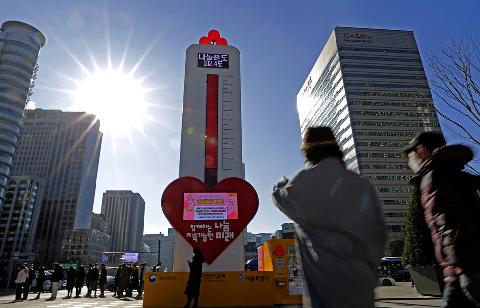 16일&nbsp;오전&nbsp;서울&nbsp;종로구&nbsp;광화문광장에&nbsp;세워진&nbsp;사랑의온도탑에&nbsp;102.4도가&nbsp;표시돼&nbsp;있다. 김명진&nbsp;기자&nbsp;littleprince@hani.co.kr