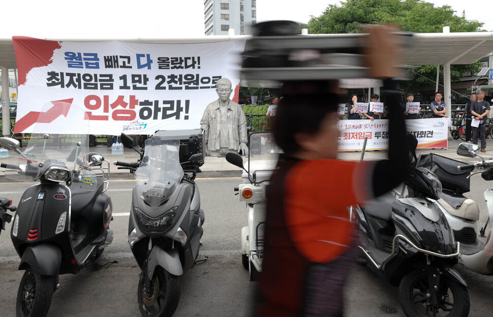 민주노총 공공운수노조 관계자들이 18일 오전 서울 중구 청계천 전태일다리에서 ‘최저임금 투쟁선포 기자회견’을 열어 최저임금을 1만2000원으로 올릴 것을 요구하고 있다. 김정효 기자 hyopd@hani.co.kr