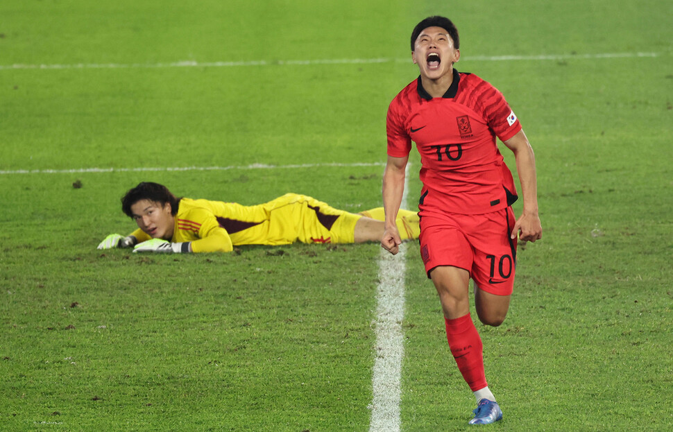 7일 2022 항저우 아시안게임 남자 축구 결승전에서 역전골을 넣은 조영욱이 기뻐하고 있다. 항저우/윤운식 선임기자