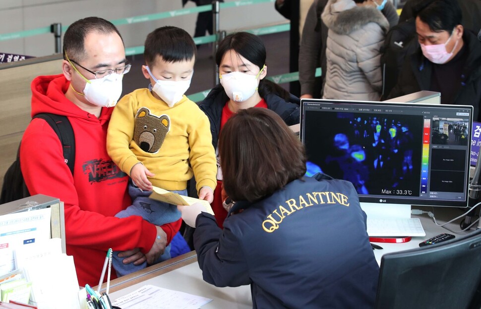 28일 오전 인천국제공항 1터미널 입국장에서 중국 지난에서 입국한 사람들이 검역소에서 건강상태질문서를 제출하고 있다. 질병관리본부는 신종 코로나 바이러스와 관련해 중국 전역을 검역대상 오염지역으로 지정하고 전체 입국자를 대상으로 검역과 건강상태질문서 제출을 의무화 했다. 인천공항/백소아 기자 thanks@hani.co.kr