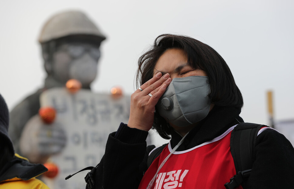 조순미 가습기살균제참사 피해자총연합 대표가 발언을 한 뒤 눈물을 흘리고 있다. 이종근 선임기자