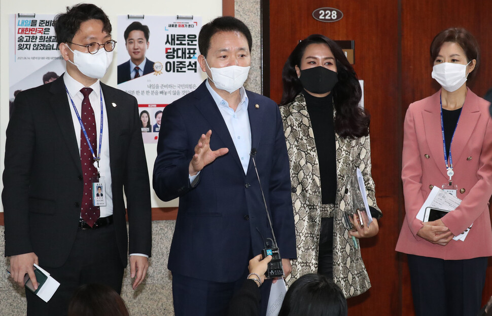 국민의힘 선거관리위원회 산하 여론조사 소위위원장인 성일종 의원이 26일 선관위 회의를 마친 뒤 결정내용을 브리핑하고 있다. 국민의힘 선관위는 예비후보 4명 중 '민주당 이재명 후보에 맞설 후보로 국민의힘 예비후보 중 누가 경쟁력이 가장 강한가'라는 질문에 선택지 4명을 제시하는 4지 선다형을 골자로 하는 여론조사 방식을 의결했다. 국회사진기자단