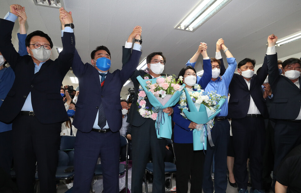 개표 막판 극적으로 역전하며 승리한 김동연 더불어민주당 경기도지사 후보가 2일 새벽 경기 수원 팔달구 선거사무소 개표상황실에서 당선이 확실하게 된 뒤 축하를 받고 있다. 수원/김정효 기자