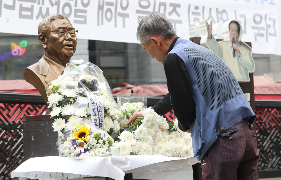 현역 최고령 엠시(MC)인 방송인 송해가 향년 95살로 별세한 8일 오후 서울 종로구 송해길을 찾은 시민들이 고인의 동상 앞에서 명복을 빌고 있다. 신소영 기자 viator@hani.co.kr