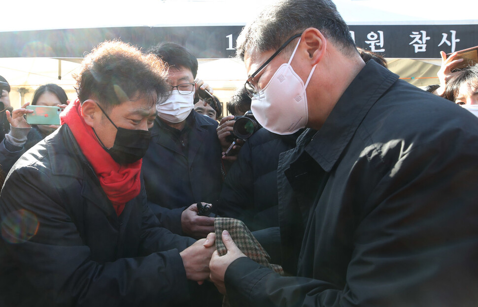 정순택 천주교 대주교가 18일 오후 서울 용산구 지하철 녹사평역에 마련된 이태원참사분향소를 찾아 기도한 뒤 유가족을 만나 위로하고 있다. 신소영 기자