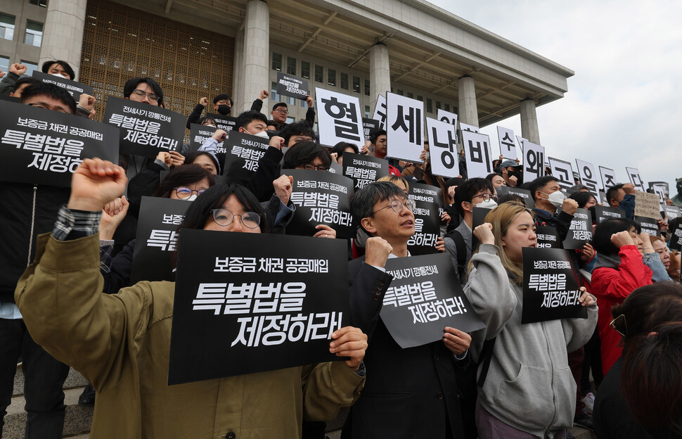 전세사기·깡통전세 피해자 전국대책위와 시민사회대책위 회원들이 26일 오전 국회 본청 앞에서 기자회견을 열어 전세사기 특별법 제정을 촉구하고 있다. 신소영 기자