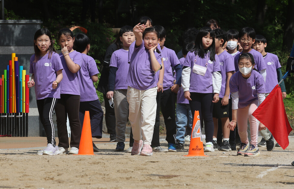 학생들이 개인달리기를 위해 출발선에 서서 준비 자세를 취하고 있다. 신소영 기자