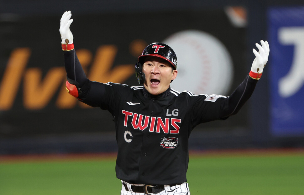 엘지(LG) 트윈스 오지환이 10일 경기도 수원케이티위즈파크에서 열린 2023 KBO 한국시리즈 3차전 LG 트윈스와 경기에서 9회초 역전 3점 홈런을 치고 그라운드를 달리고 있다. 연합뉴스.