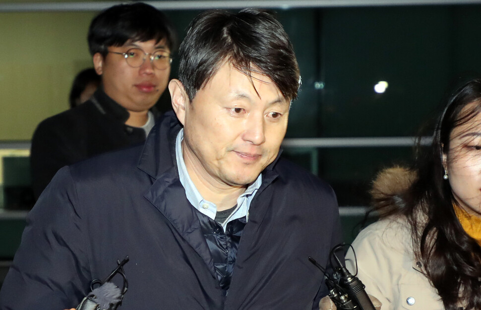 금융위원회 재직 시절 뇌물수수 혐의로 검찰 수사를 받는 유재수 부산시 경제부시장이 22일 새벽 조사를 마치고 서울 동부지검을 나서고 있다. 연합뉴스 금융위원회 재직 시절 뇌물수수 혐의로 검찰 수사를 받는 유재수 부산시 경제부시장이 22일 새벽 조사를 마치고 서울 동부지검을 나서고 있다. 연합뉴스
