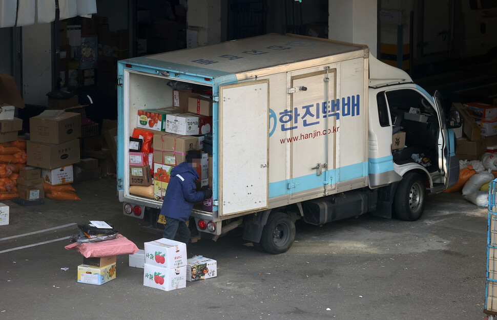 지난 12일 서울 시내의 한 택배 물류센터에서 직원들이 물품을 옮기고 있다. 연합뉴스