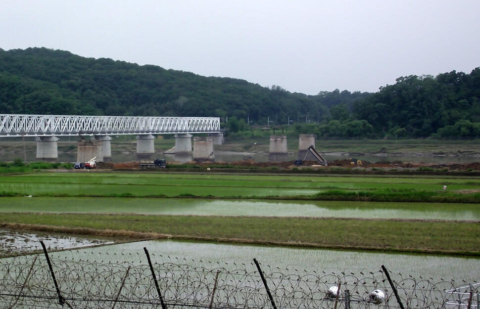 지난 4일 경기도 파주시 문산읍 마정리 자유의다리(독개다리) 인근 임진강변 하천부지 수천㎡가 불법 매립되고 있다. 독자 제공