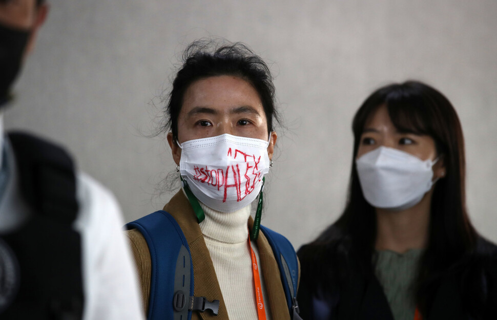 전쟁반대 행위극에 참가한 한 활동가가 ‘#STOP ADEX'라고 적힌 마스크를 쓰고 있다. 김혜윤 기자