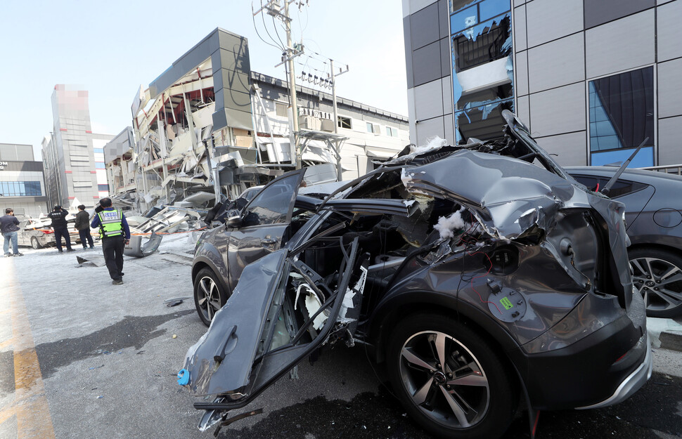 6일 오전 질소가스통 폭발사고가 난 경기도 김포시 양촌읍 학운리 학운3일반산업단지 한 공장 건물 앞에 한 승용차가 찌그러져 있다. 연합뉴스