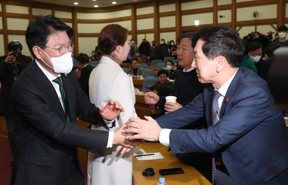 김기현&nbsp;국민의힘&nbsp;의원(오른쪽)과&nbsp;장제원&nbsp;의원이&nbsp;21일&nbsp;오전&nbsp;서울&nbsp;여의도&nbsp;국회&nbsp;의원회관에서&nbsp;열린&nbsp;국민의힘&nbsp;의원&nbsp;모임인&nbsp;‘국민공감’&nbsp;2차&nbsp;공부&nbsp;모임에서&nbsp;악수하고&nbsp;있다.&nbsp;강창광&nbsp;선임기자&nbsp;chang@hani.co.kr