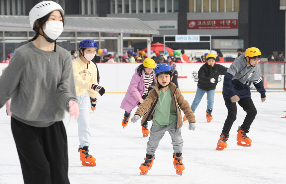 올겨울 마지막 운영일인 12일 오후 서울시청 앞 광장에 마련된 스케이트장을 찾은 시민들이 즐거운 시간을 보내고 있다. 신소영 기자