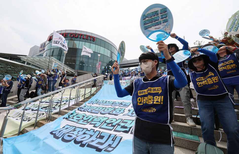 민주노총 공공운수노조 의료연대본부 노조원들이 30일 오후 서울역 광장에서 집회를 열어 보건의료인력 기준 마련, 인력 충원, 간호사 1인당 환자 수 기준 법제화, 간호인력인권법 제정, 의사정원 확대 등을 촉구하고 있다. 신소영 기자 viator@hani.co.kr