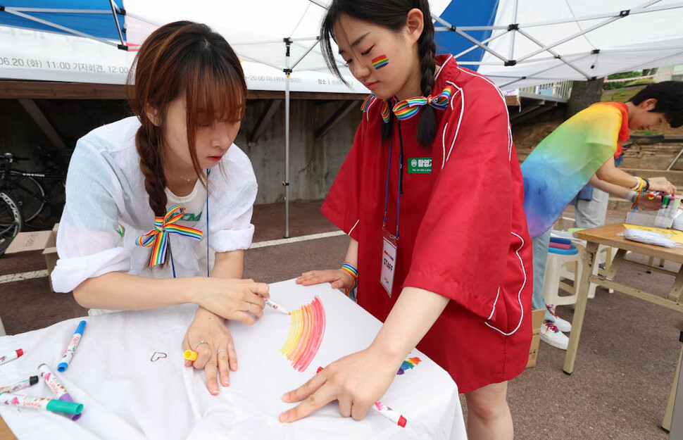 ‘제1회 성공회대학교 미니퀴어퍼레이드’가 열린 20일 오후 서울 구로구 성공회대 나눔관 광장에서 학생들이 옷에 무지개 문양 등을 그리고 있다. 김정효 기자