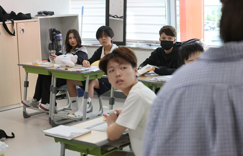 중등반 학생들이 한국어 수업을 듣고 있다. 박종식 기자