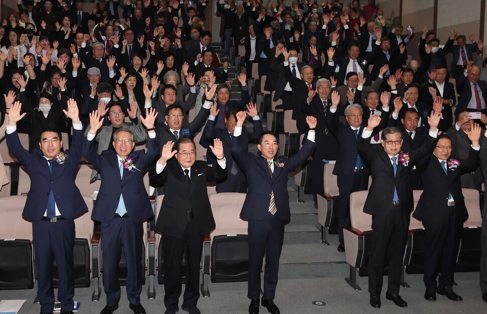 26일 오전 서울 중구 안중근의사기념관에서 열린 안중근 의사 하얼빈의거 114주년 기념식에서 참석자들이 만세삼창을 하고 있다. 백소아 기자