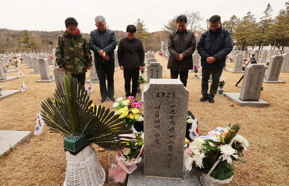 김오랑 중령 묘역을 찾은 참군인김오랑기념사업회 관계자들이 참배하고 있다. 신소영 기자