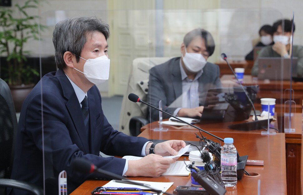 지난 11월9일 서울 종로구 계동 남북회담본부에서 취임 뒤 처음으로 출입기자단과 간담회를 하고 있는 이인영 통일부 장관. 이종근 선임기자 root2@hani.co.kr