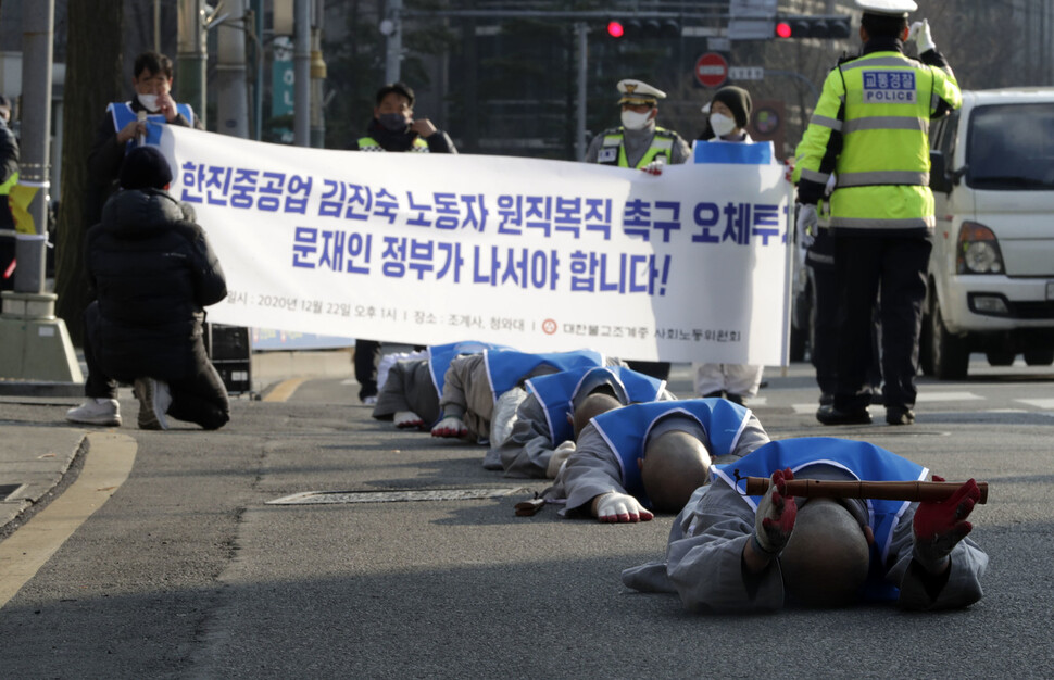 조계종 사회노동위원회 스님들이 22일 오후 서울 종로구 경복궁역 인근에서 김진숙 한진중공업 해고노동자의 복직을 위한 오체투지를 하고 있다. 김혜윤 기자