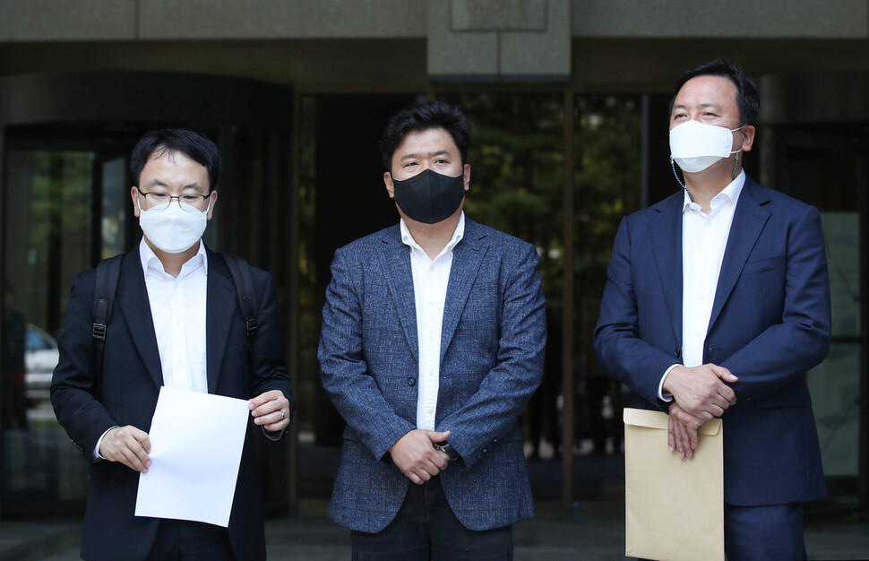 유우성(가운데)씨가 14일 오전 서울 서초구 대법원 건물 앞에서 대법원 선고 뒤 입장을 밝히고 있다. 김혜윤 기자