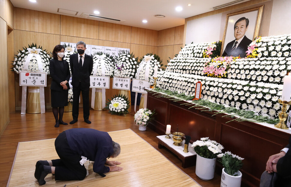 딸 노소영 아트센터 나비 관장(왼쪽)과 아들 노재헌 동아시아문화센터 이사장이 조문객을 맞이하고 있다. 강창광 선임기자