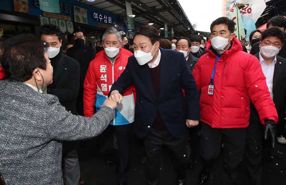 윤석열 국민의힘 대선 후보가 16일 오전 광주 광산구 송정매일시장에서 열린 거점유세에 참석하며 시민들과 주먹 인사를 하고 있다. 광주/공동취재사진