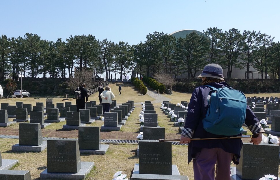 4·3 유족들이 제주4·3평화공원 내 행방불명인 표석에서 제를 지낸 뒤 돌아가고 있다.