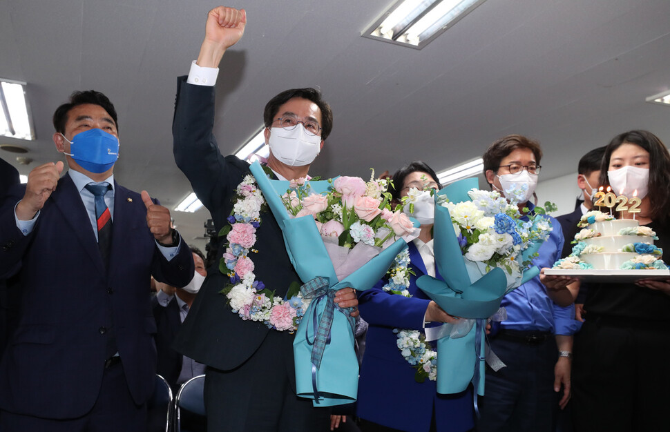 개표 막판 극적으로 역전하며 승리한 김동연 더불어민주당 경기도지사 후보가 2일 새벽 경기 수원 팔달구 선거사무소 개표상황실에서 당선이 확실하게 된 뒤 축하를 받고 있다. 수원/김정효 기자 hyopd@hani.co.kr