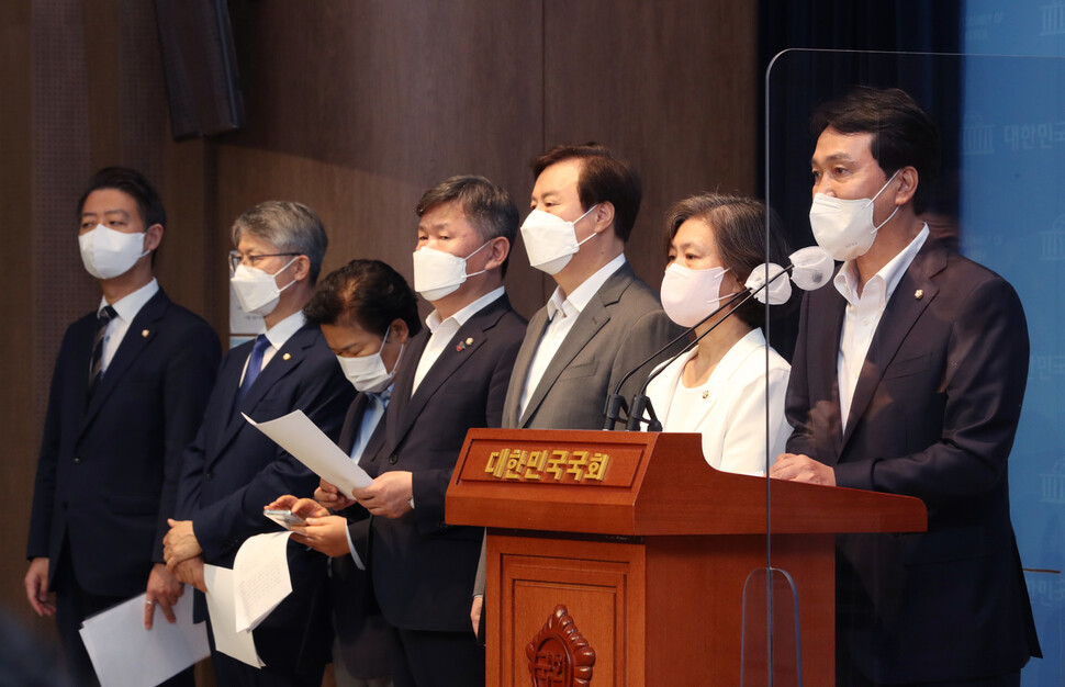 더불어민주당 안민석 의원(오른쪽)이 7일 국회 소통관에서 열린 김건희 여사 논문 국민검증단 조사 결과 관련 더불어민주당-무소속 국회 교육위원 공동기자회견에서 발언하고 있다. 이들은 회견에서 "김건희 여사는 더이상 사회적 비용을 낭비하며 논문과 학위 유지하지 말라"고 요구했다. 공동취재사진