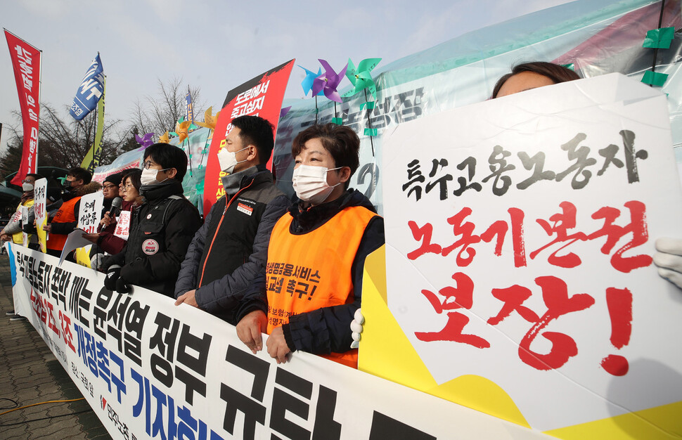 전국민주노동조합총연맹 특수고용노동자대책회의 관계자들이 13일 오전 국회 앞에서 기자회견을 열어 특수고용노동자 노동3권 보장을 위한 노조법 2·3조 개정, 안전운임제 일몰제 폐지, 배달노동자 최저운송비 도입 등을 촉구하고 있다. 이들은 화물연대 파업에 대한 정부의 업무개시명령과 공정거래위원회 조사 등을 “신종 노동 탄압”으로 규정하고 “국제노동기구(ILO) 핵심협약에 따라 특고노동자들이 주체적으로 설립한 노조의 권리를 정면으로 부정하는 위법적 발상”이라고 비판했다. 신소영 기자 viator@hani.co.kr