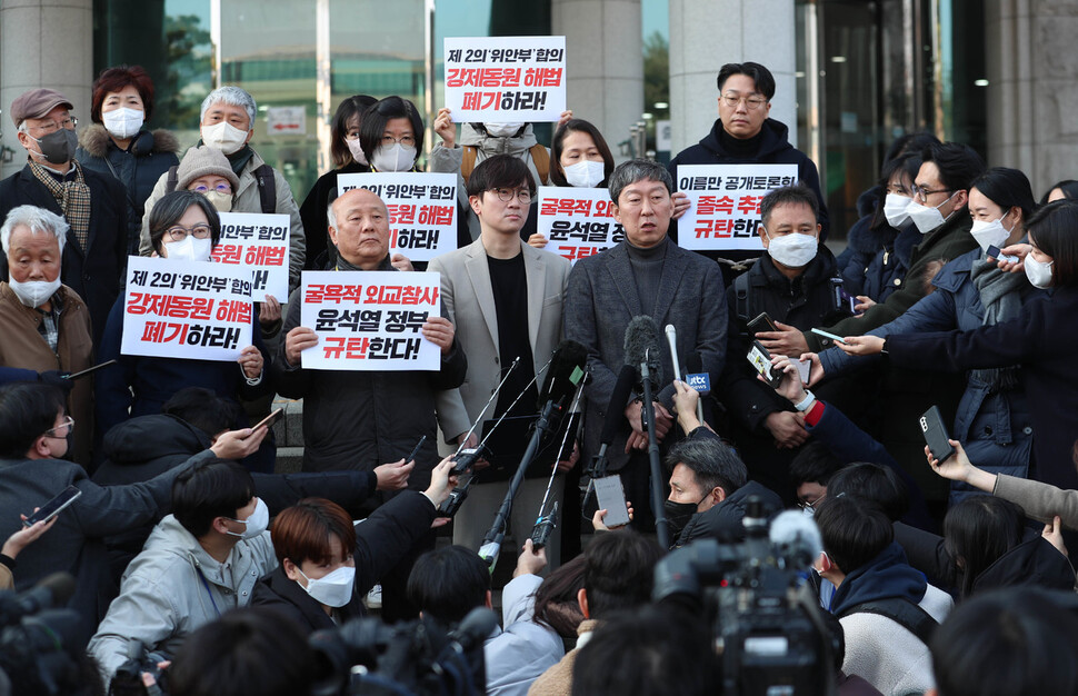 김영환 민족문제연구소 대외협력실장과 피해자 쪽 대리인인 임재성 변호사, 피해자지원단체와 피해자 대리인 등이 12일 국회 의원회관에서 열린 강제징용 해법 논의를 위한 공개토론회가 끝난 뒤 의원회관 앞에서 기자회견을 열고 있다.강창광 선임기자 chang@hani.co.kr