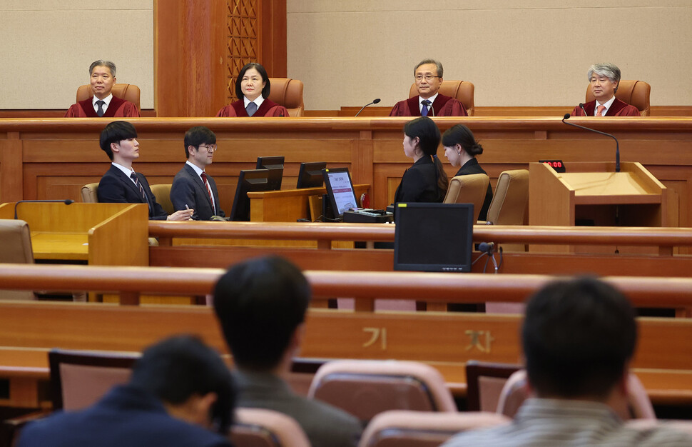 유남석 헌법재판소장과 헌법재판관들이 25일 선고를 위해 서울 종로구 재동 헌법재판소 대심판정에 입장해 자리하고 있다. 연합뉴스