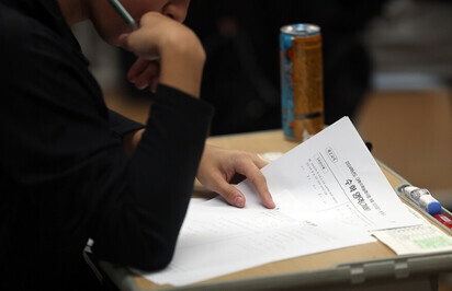 2024학년도 대학수학능력시험일인 16일 오전 청주고등학교에서 수험생들이 시험을 준비하고 있다. 연합뉴스