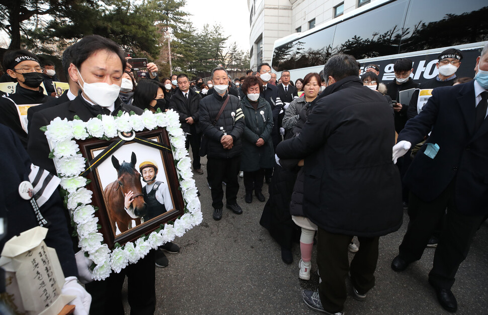 한국마사회의 부조리를 고발하며 극단적 선택을 한 고(故) 문중원 기수의 발인식이 9일 오전 서울 종로구 서울대학교병원 장례식장에서 열려 유족이 오열하고 있다. 연합뉴스