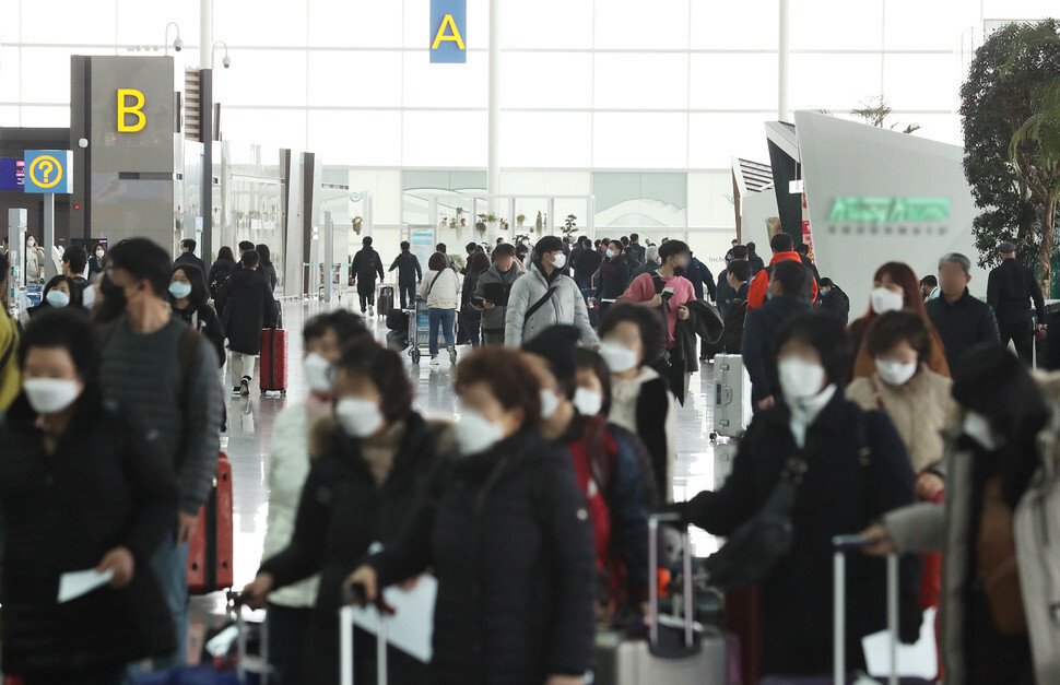 신종 코로나바이러스 감염증 확산이 우려되는 지난달 2일 오후 인천공항 2터미널에서 이용객들이 마스크를 쓰고 이동하고 있다. 연합뉴스