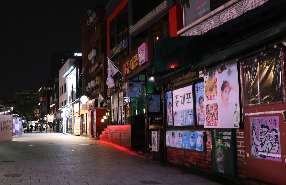 정부가 ‘사회적 거리두기 2단계’ 조치를 강화한 뒤 젊은이들로 북적였던 서울 마포구 홍대앞 거리는 상점도 대부분 문을 닫고 사람의 왕래도 없어 썰렁한 모습을 보이고 있다. 장철규 기자 chang21@hani.co.kr
