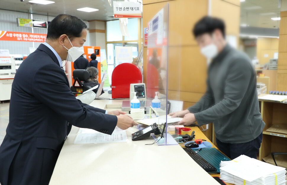 이재준(왼쪽) 경기도 고양시장이 22일 서울시장 후보자에 공개질의 서한을 발송하고 있다. 고양시 제공