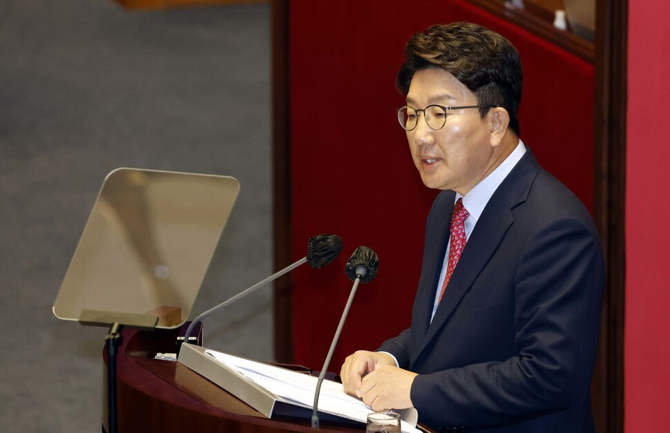 국민의힘 권성동 당대표 직무대행 겸 원내대표가 21일 서울 여의도 국회에서 열린 본회의에서 교섭단체 대표연설을 하고 있다. 공동취재사진