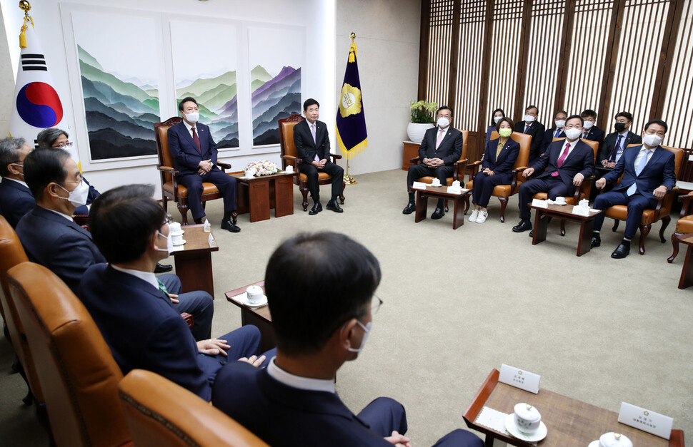 윤석열 대통령이 25일 오전 내년도 예산안 시정연설에 앞서 국회 접견실에서 김진표 국회의장, 국민의힘ㆍ정의당 지도부 등과 환담하고 있다. 대통령실사진기자단